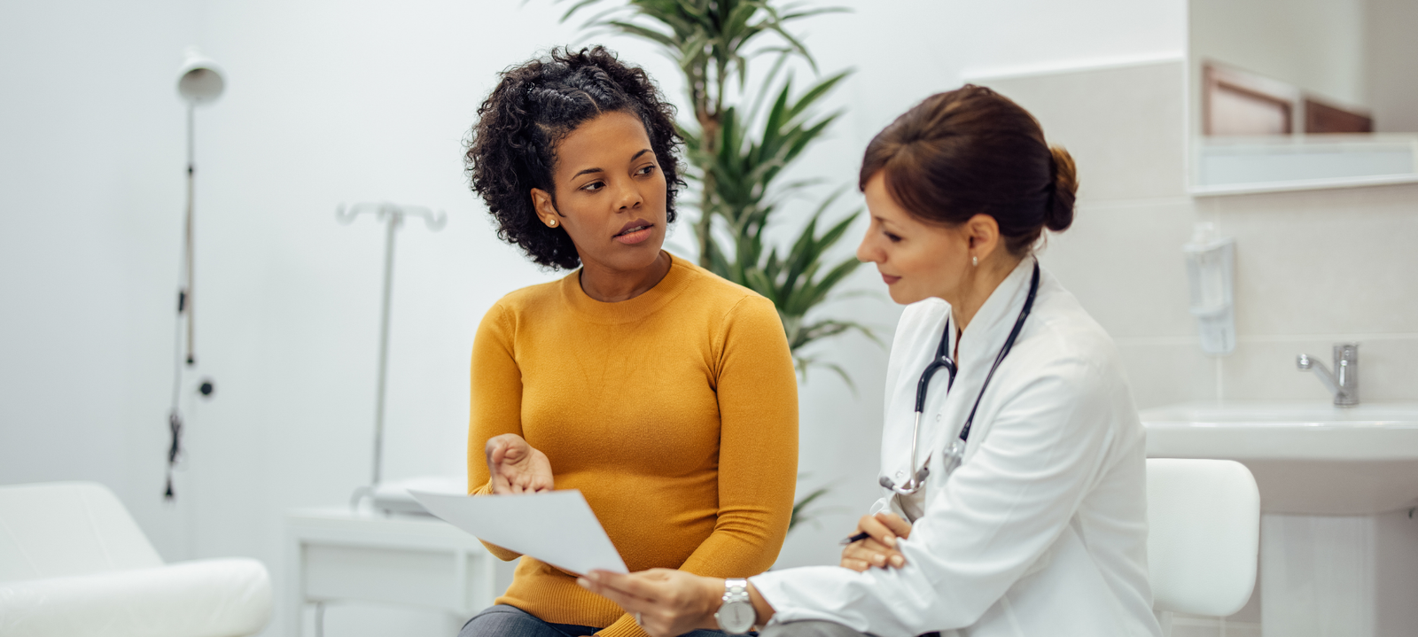 Personas resolviendo 7 dudas sobre seguros médicos en EE.UU. 2025